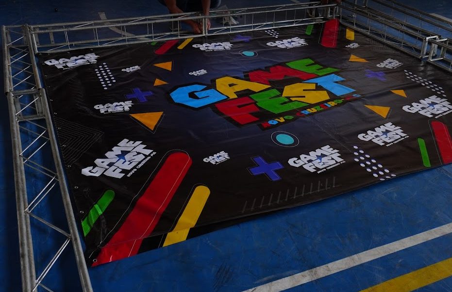Banner sendo instalado em estrutura — Game Fest